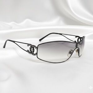 CHANEL Elegant Black Sunglasses